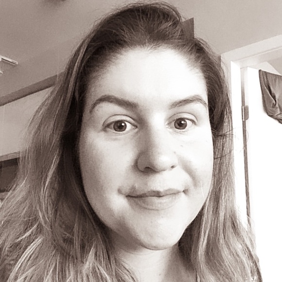 Meet your Posher, Laura - Picture 1 of 2